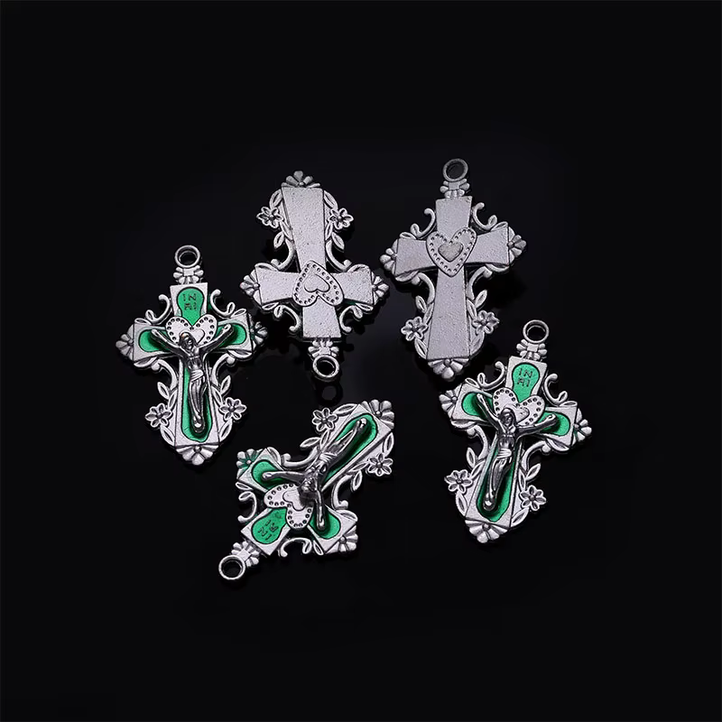 Pendentif croix catholique en alliage de zinc