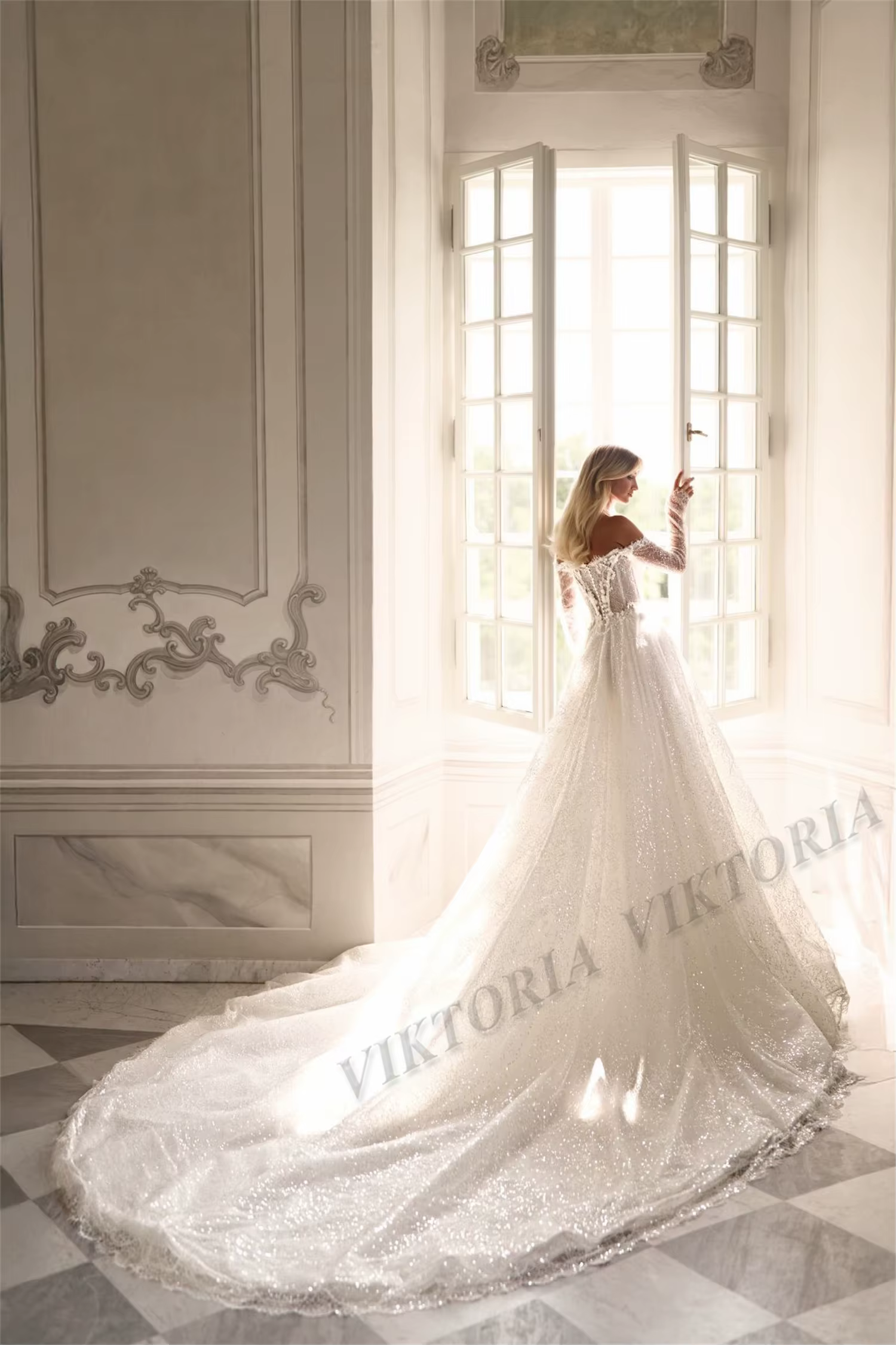 Robe de mariée chic VIKTORIA avec appliques épaules dénudées