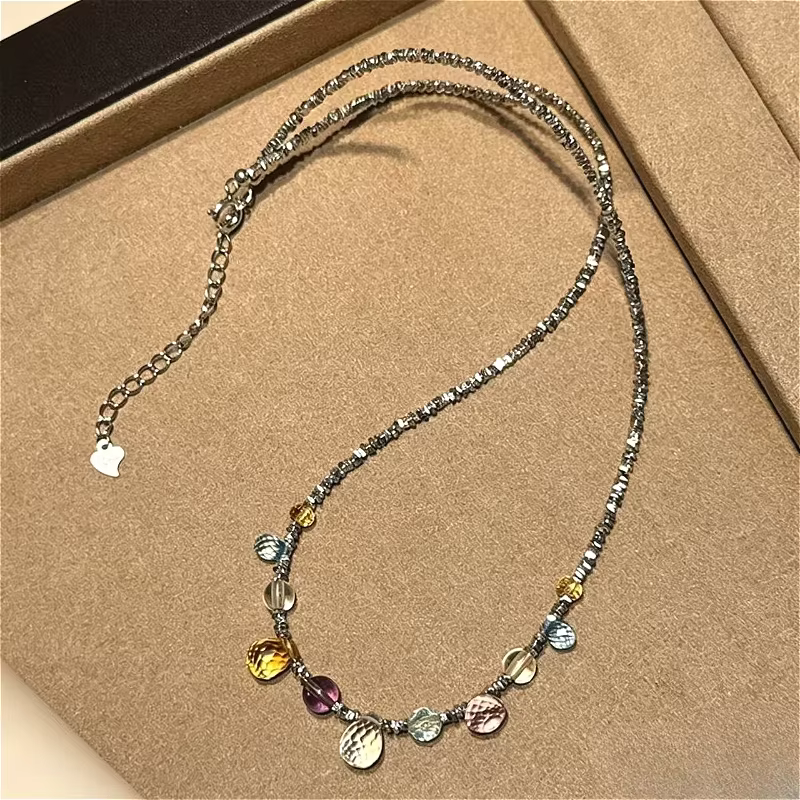 Collier en argent écrasé avec cristaux de couleur irrégulière