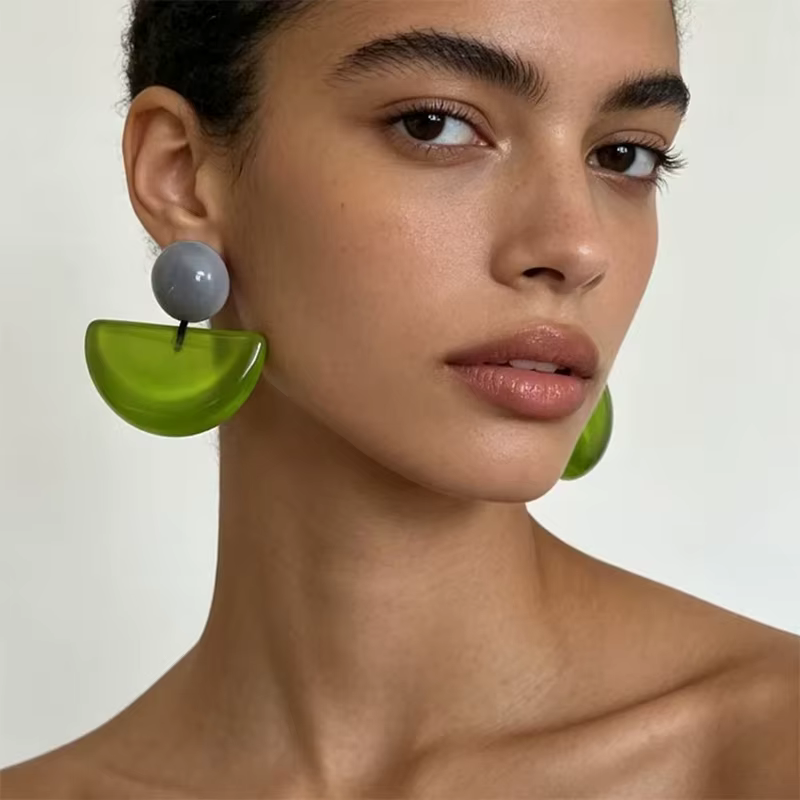 Boucles d'oreilles pendantes simples en résine