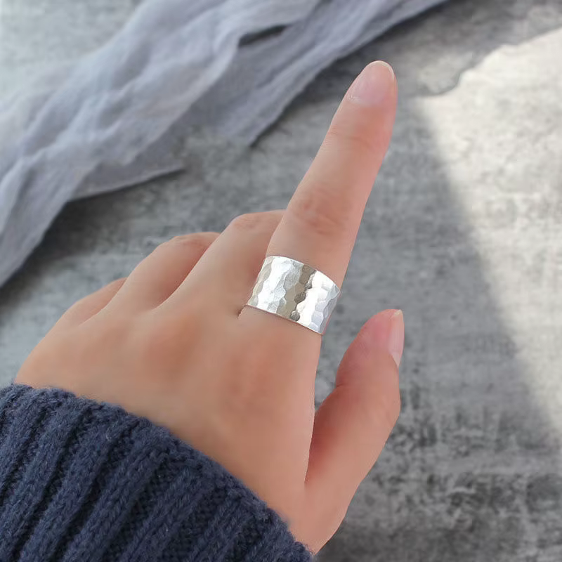 Bague originale en argent 925 avec motif de marteau large