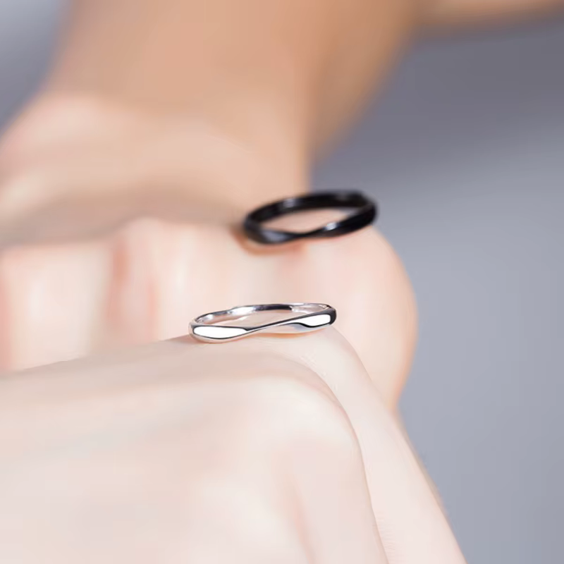 Nouveau Mobius Couple anneaux pour femmes hommes Simple noir blanc réglable