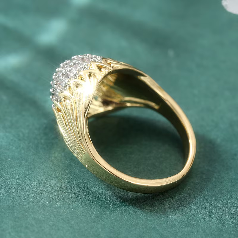 Bague plaquée or pour femme au design élégant avec zircone synthétique étincelante sertie à griffes – Bijou de mariage de luxe artisanal