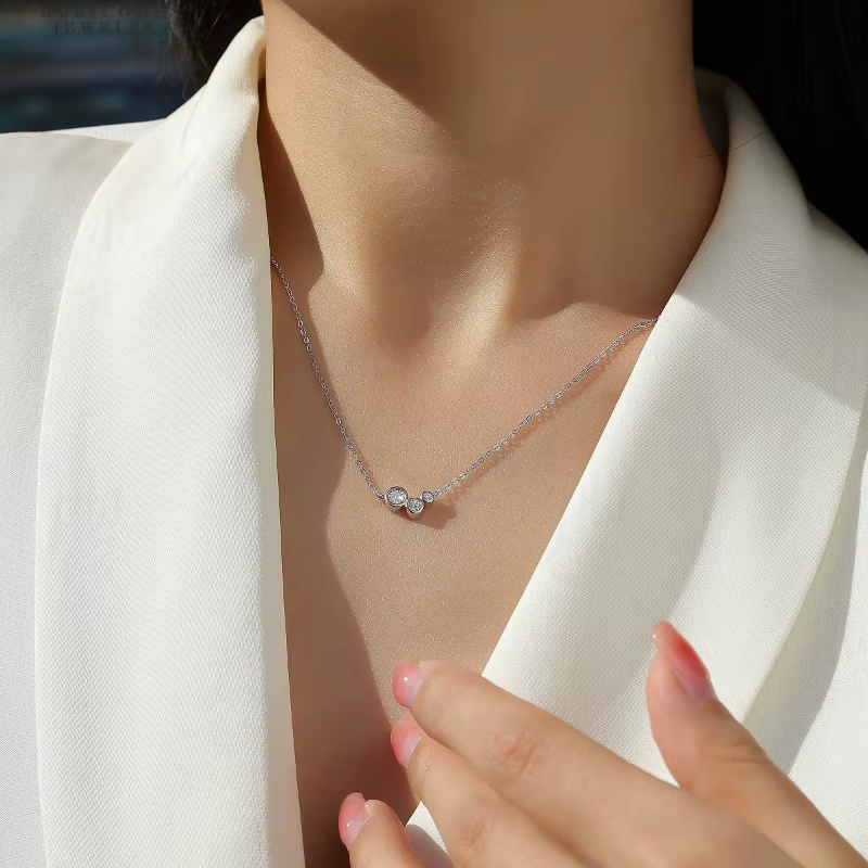 Collier en moissanite, pendentif rond classique étincelant
