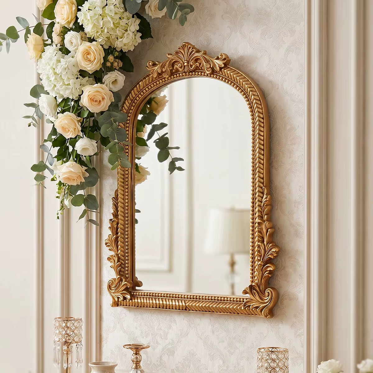 Miroir mural de salle de bain de luxe avec bordure dorée sculptée en forme d'arche
