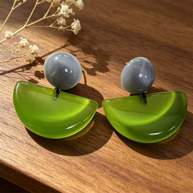 Boucles d'oreilles pendantes simples en résine