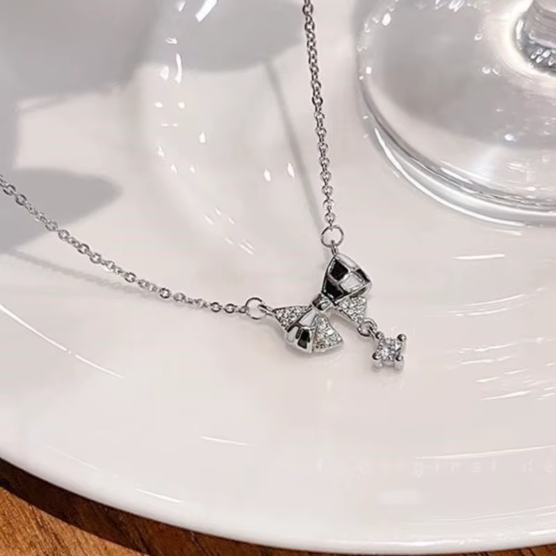 Collier à nœud papillon brillant pour femme