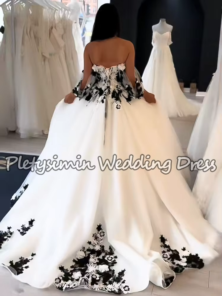 Robe de mariée gothique à épaules dénudées avec dentelle blanche et noire