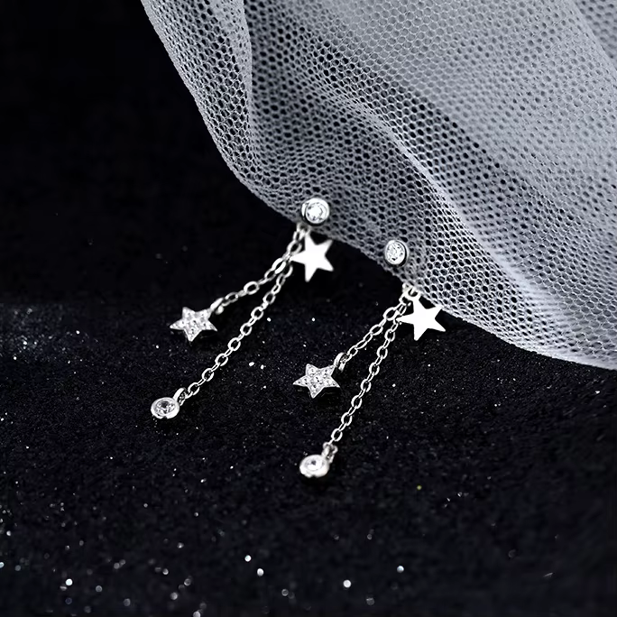 Boucles d'oreilles clous exquises en zircon avec pendentif étoile couleur argent et pompon pour femme