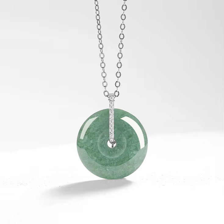 Collier pendentif croix serpent en jadéite du Myanmar