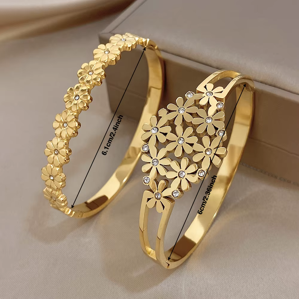Bracelet manchette AENSOA avec grappe de fleurs incrustées de strass