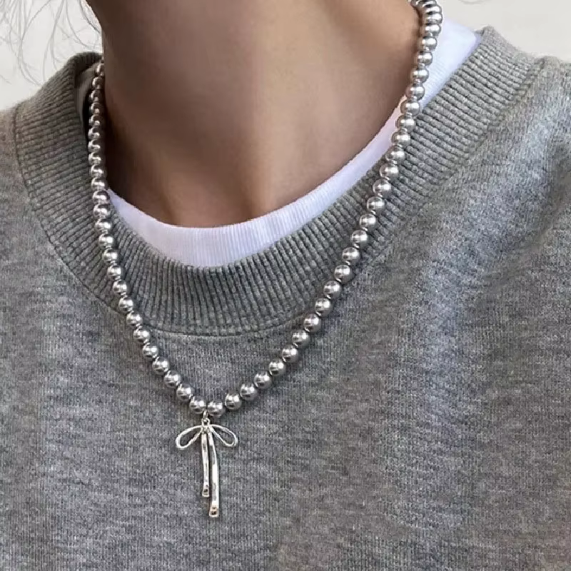 Pendentif ras du cou élégant avec nœud papillon en perles gracieuses pour femmes