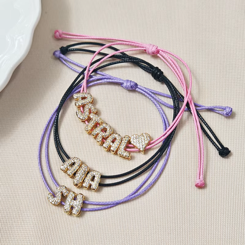 Bracelet personnalisé avec 26 lettres serties de diamants