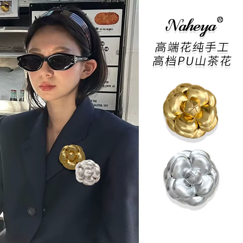 Broche en cuir Camélia pour femmes