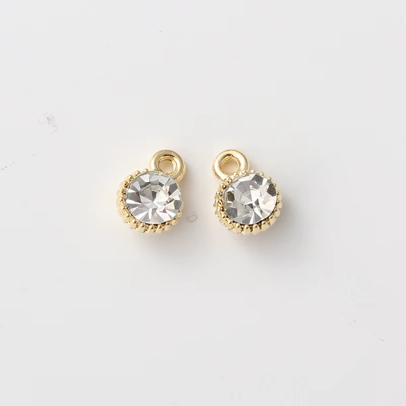 Breloques en diamant et émail