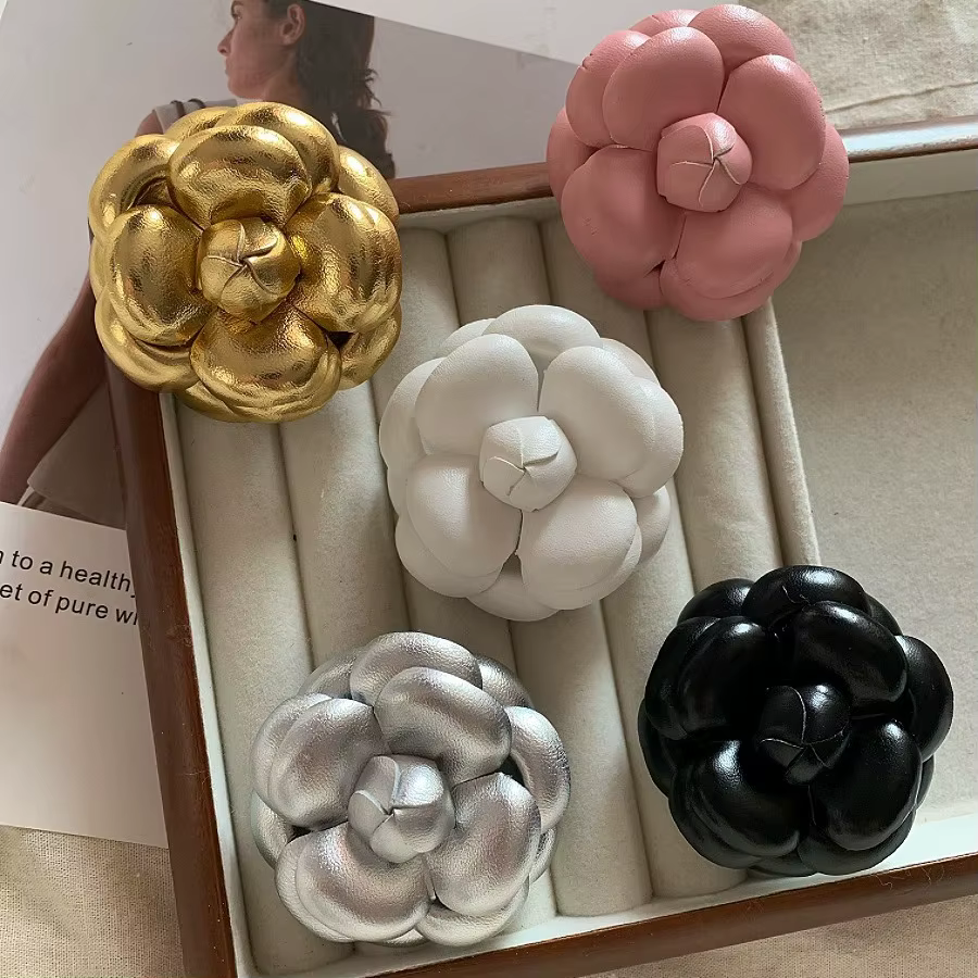Broche en cuir Camélia pour femmes