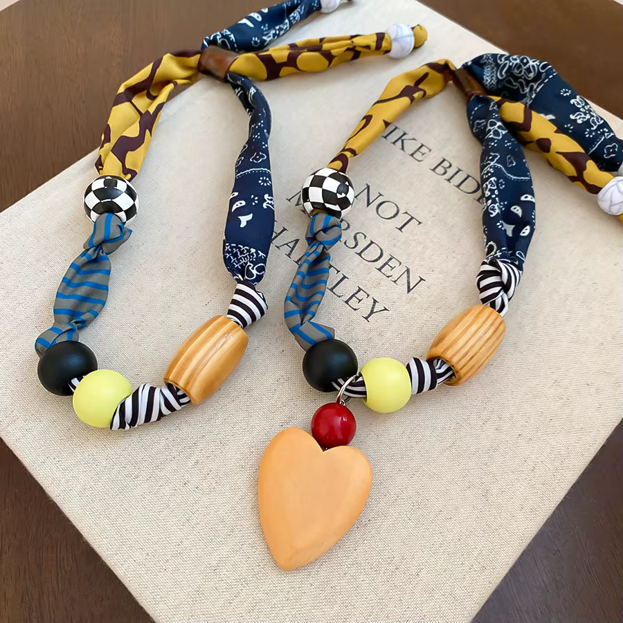 Collier ras du cou en tissu doux