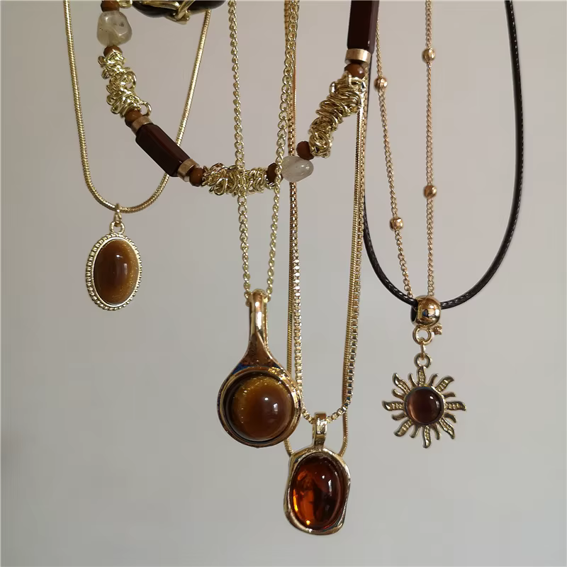 Collier Vintage en cuir avec pendentif soleil en pierre marron