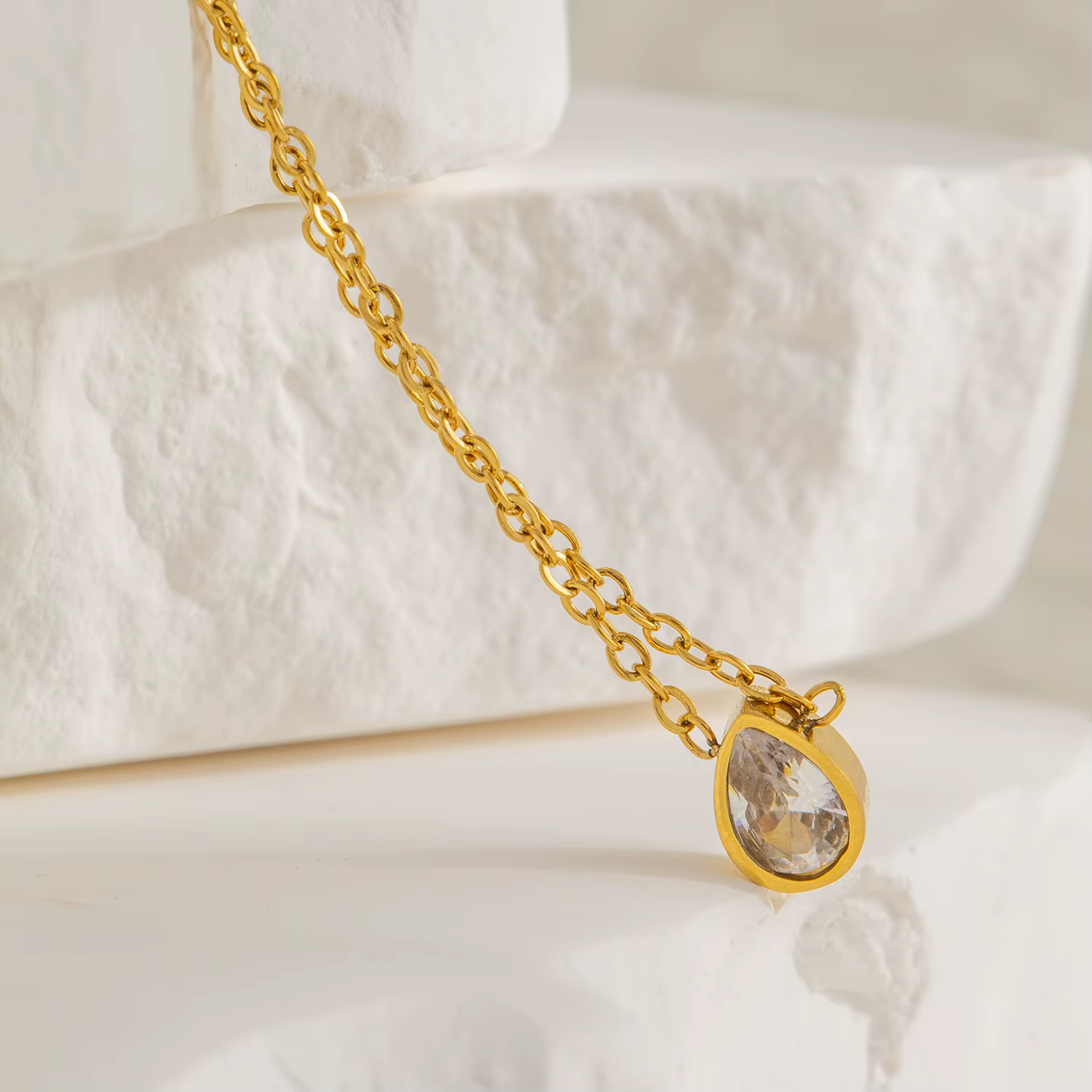 Collier goutte d'eau délicat pour femmes