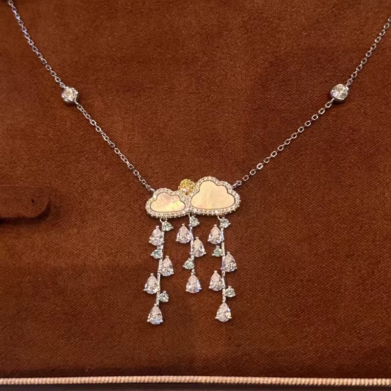 Collier de luxe de haute qualité avec pendentif exquis en forme de goutte de pluie de fritillaire blanche de style doux