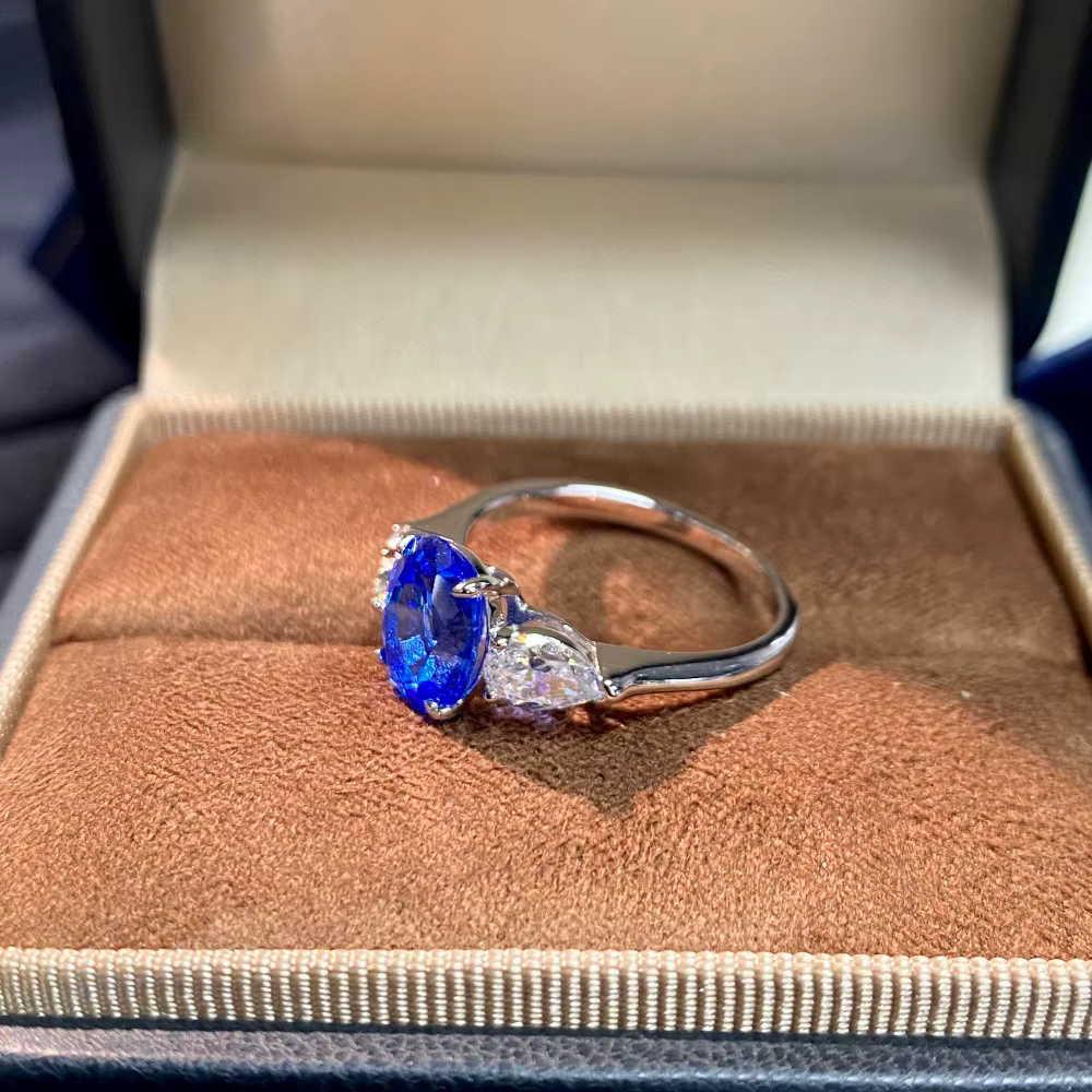 Bague en saphir ovale 2CT 7X9mm
