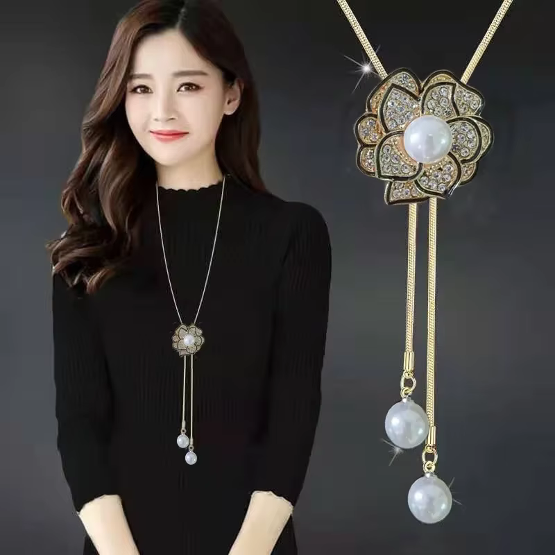 Nouveau Collier Long Pendentif Fleur en Strass et Cristal Automne Hiver 2026 pour Femme