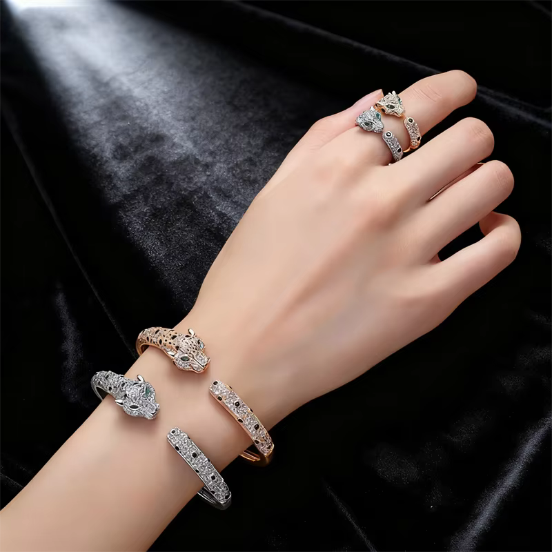 Ensemble de bagues et Bracelet léopard de luxe