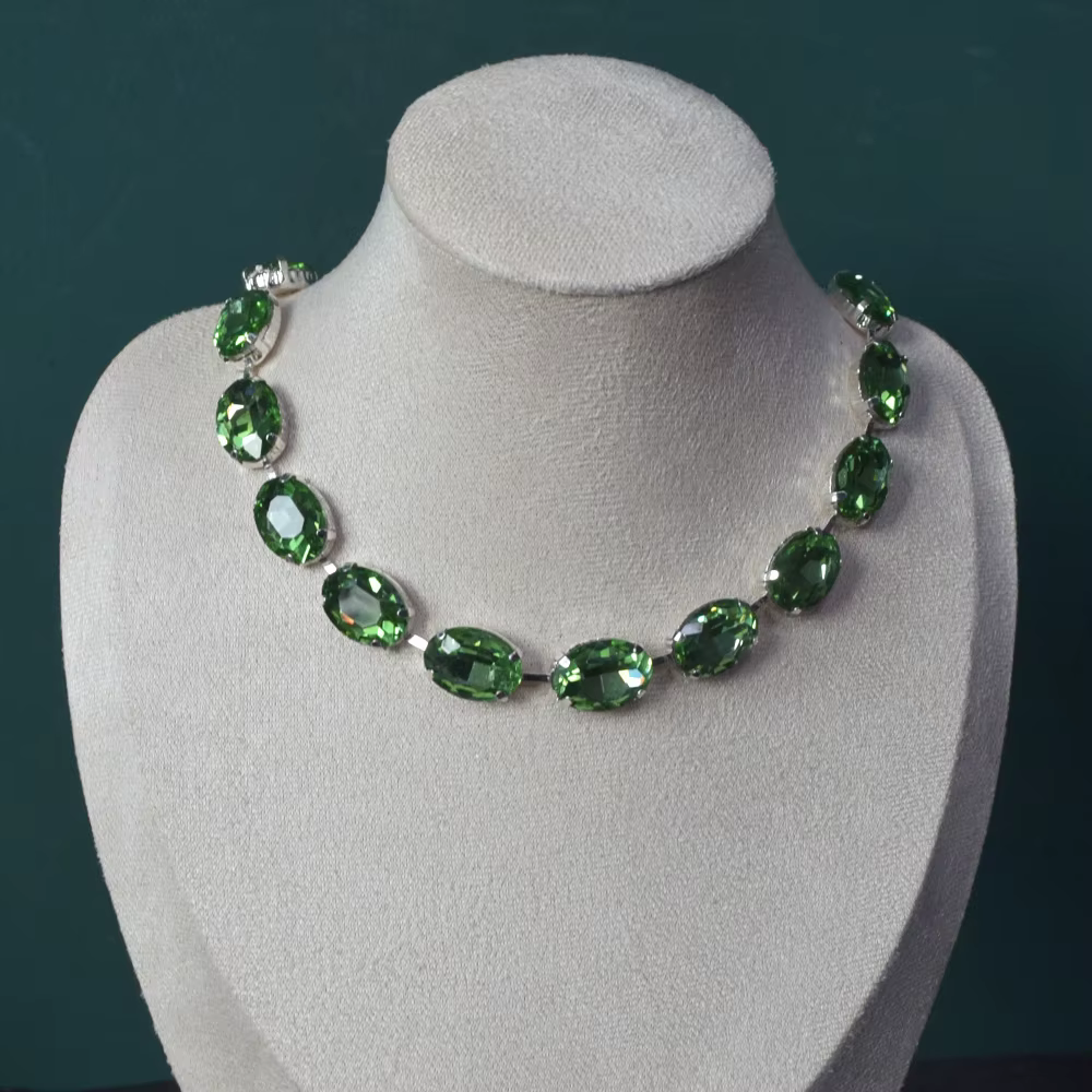 Collier court incrusté de cristal de verre brillant pour femmes
