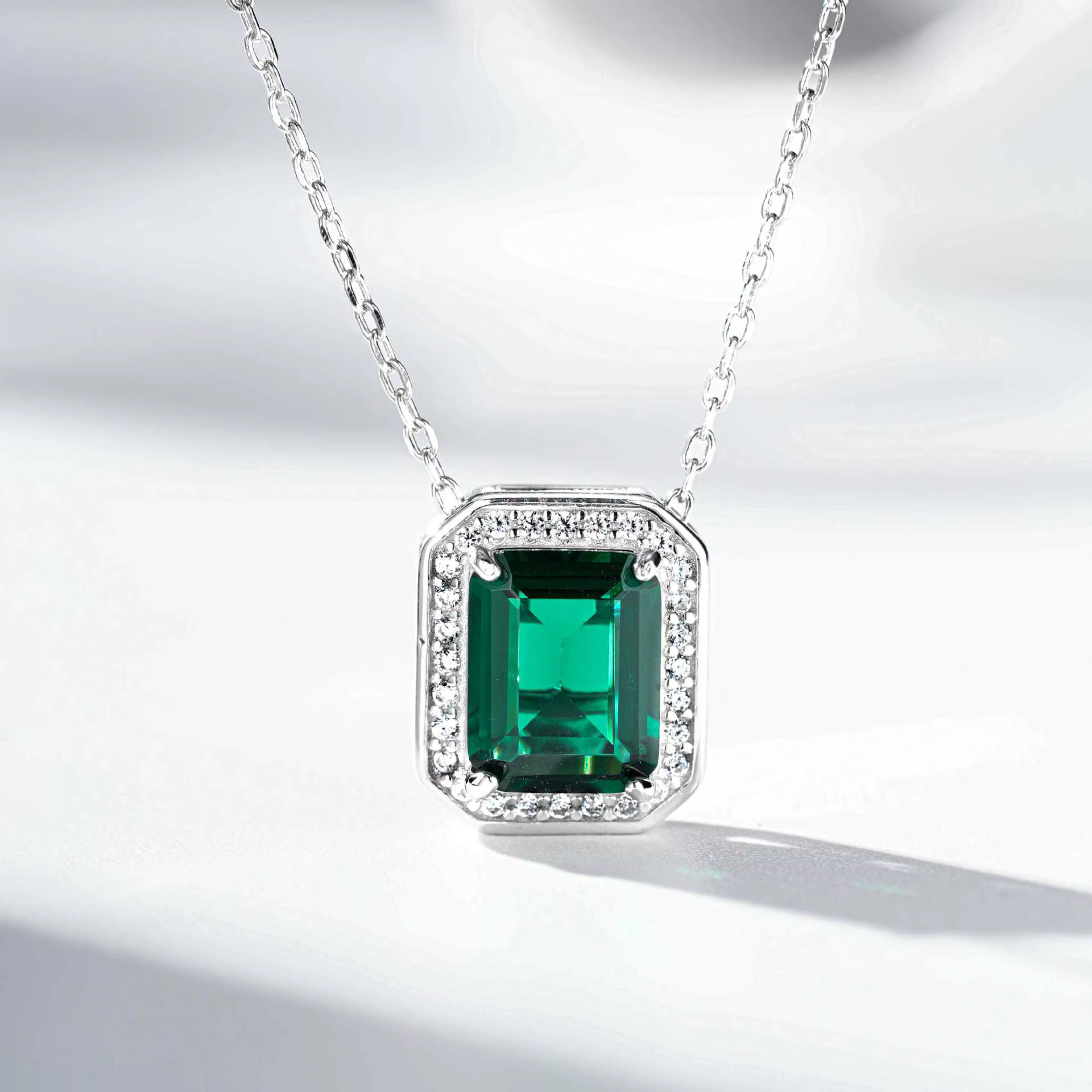 Pendentif de fiançailles en or blanc massif 18 carats avec diamant taille émeraude 3