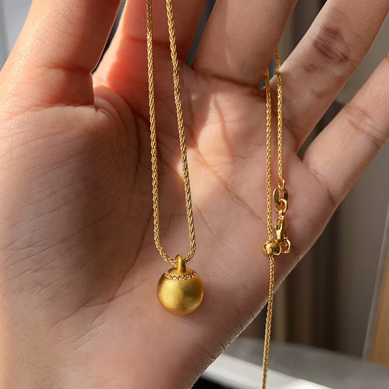 Collier avec Pendentif en Forme de Boule de Sable et Or pour Femme