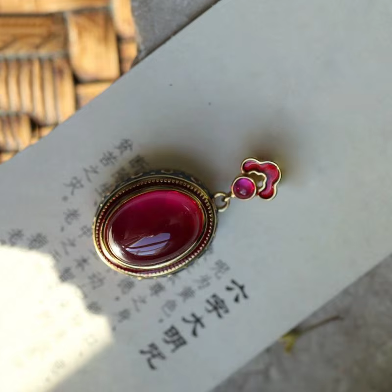 Pendentif nuages de bon augure en émail Vintage