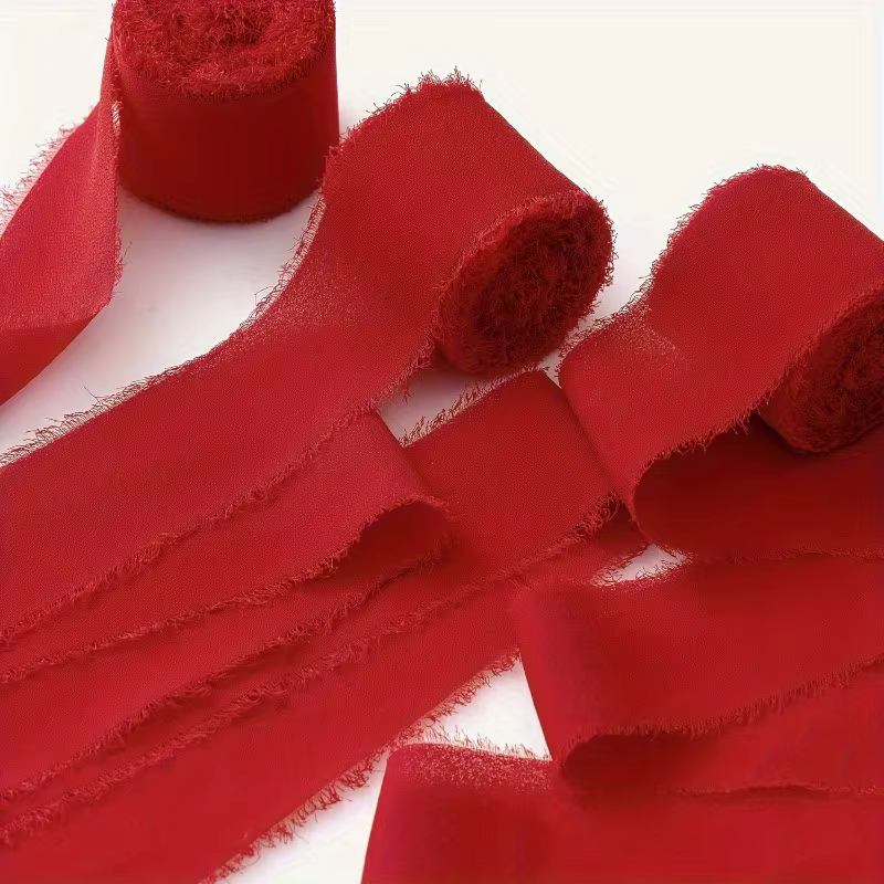 Ruban rouge en mousseline de soie à bord effiloché