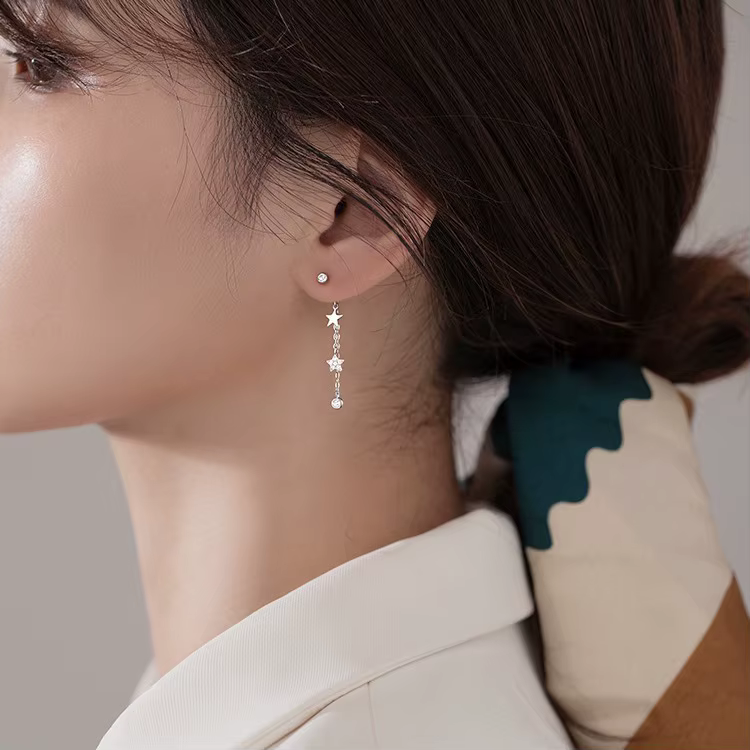 Boucles d'oreilles clous exquises en zircon avec pendentif étoile couleur argent et pompon pour femme