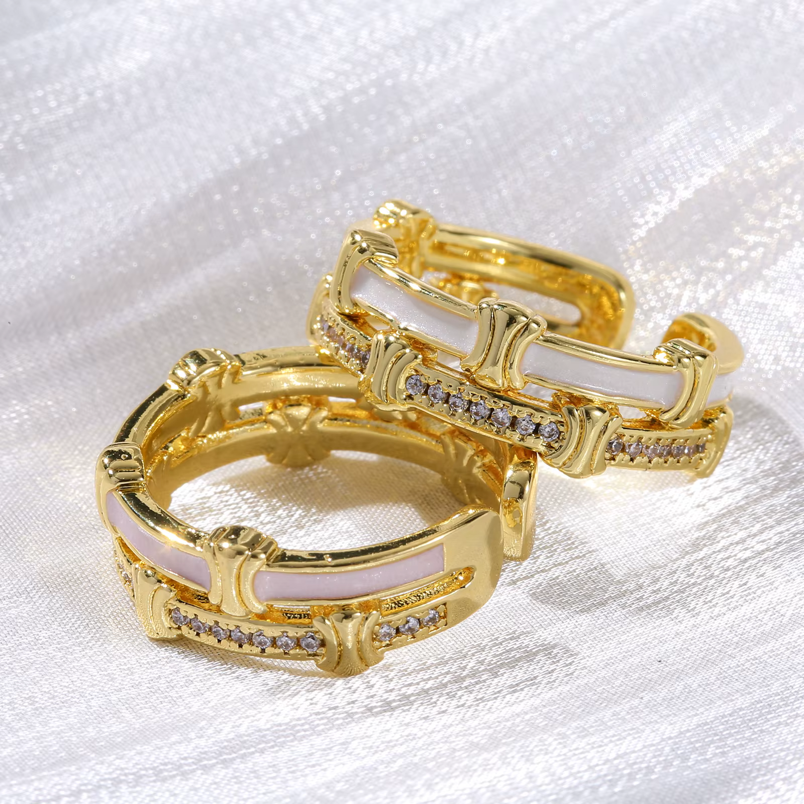 Bague ouverte ajustable dorée avec incrustation d'émail et zircon synthétique pour femme