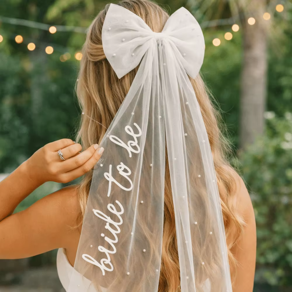 Voile de mariée minimaliste à fleurs avec nœud perlé