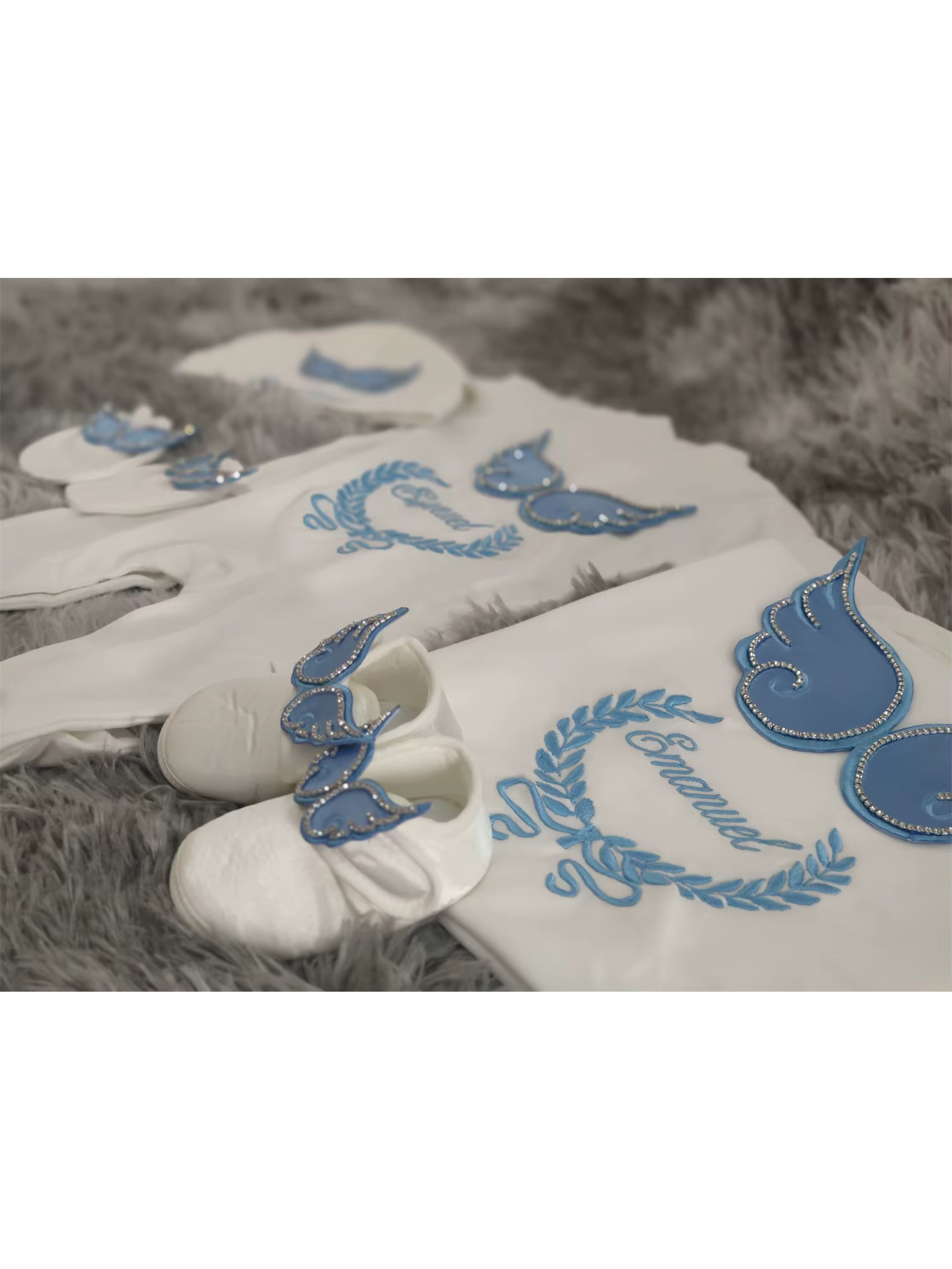 Ensemble de vêtements pour nouveau-né avec des ailes d'ange - Layette pour bébé brodée blanche et bleue | Cadeau en