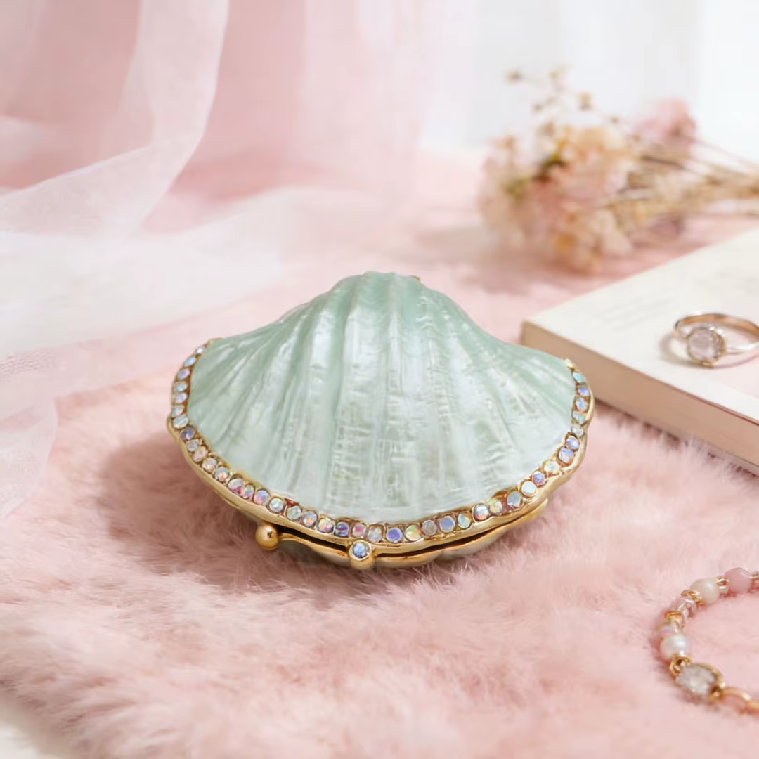 Boîte à bijoux en métal émaillé peinte à la main avec incrustations de pierres précieuses ; une pièce décorative et le choix parfait pour un cadeau de maison