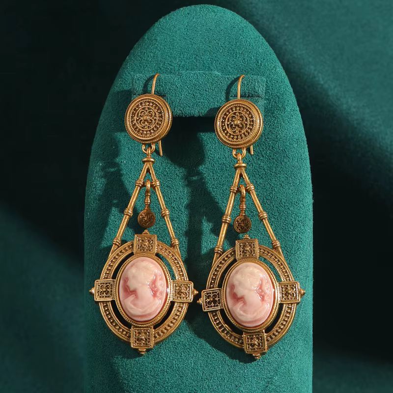 Boucles d'oreilles vintage rose en relief camée