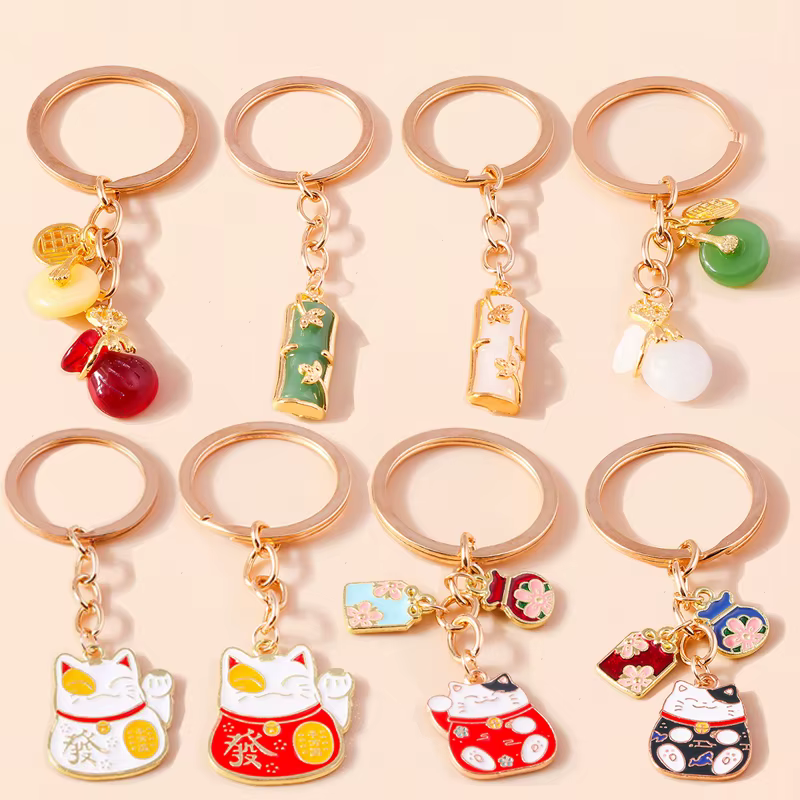 Porte-clés chat porte-bonheur en émail