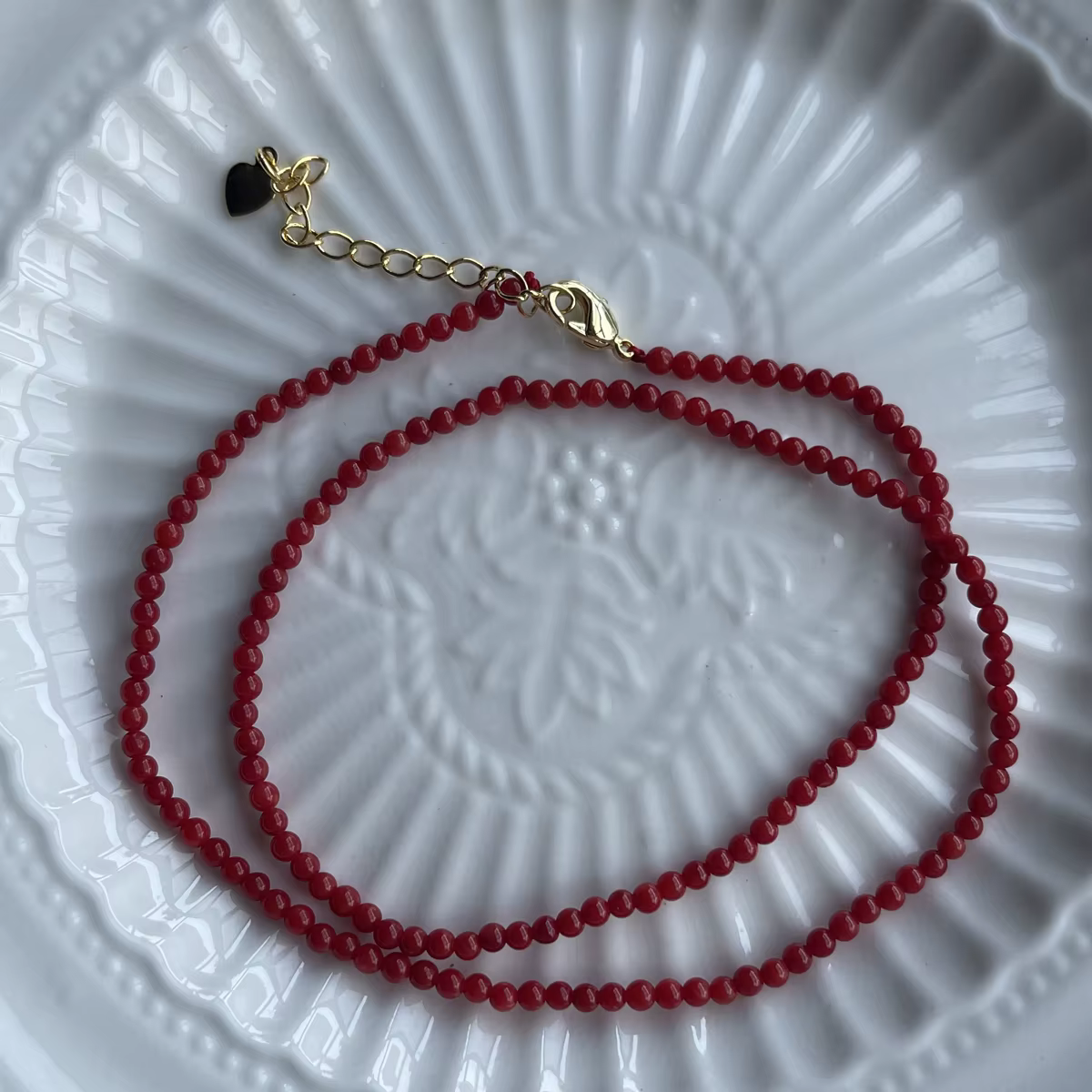 Collier ras du cou en perles de corail rondes rouges pour femmes