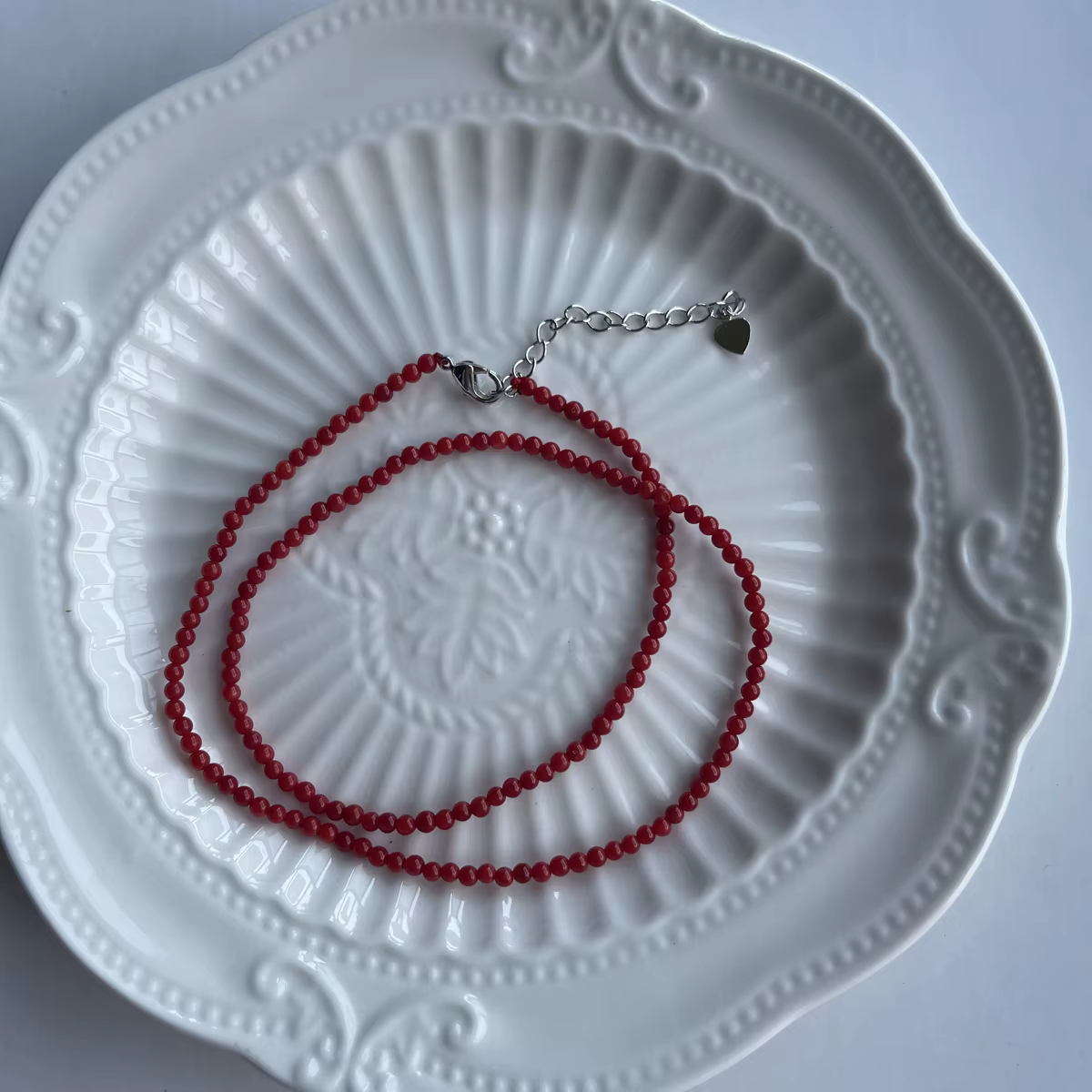 Collier ras du cou en perles de corail rondes rouges pour femmes