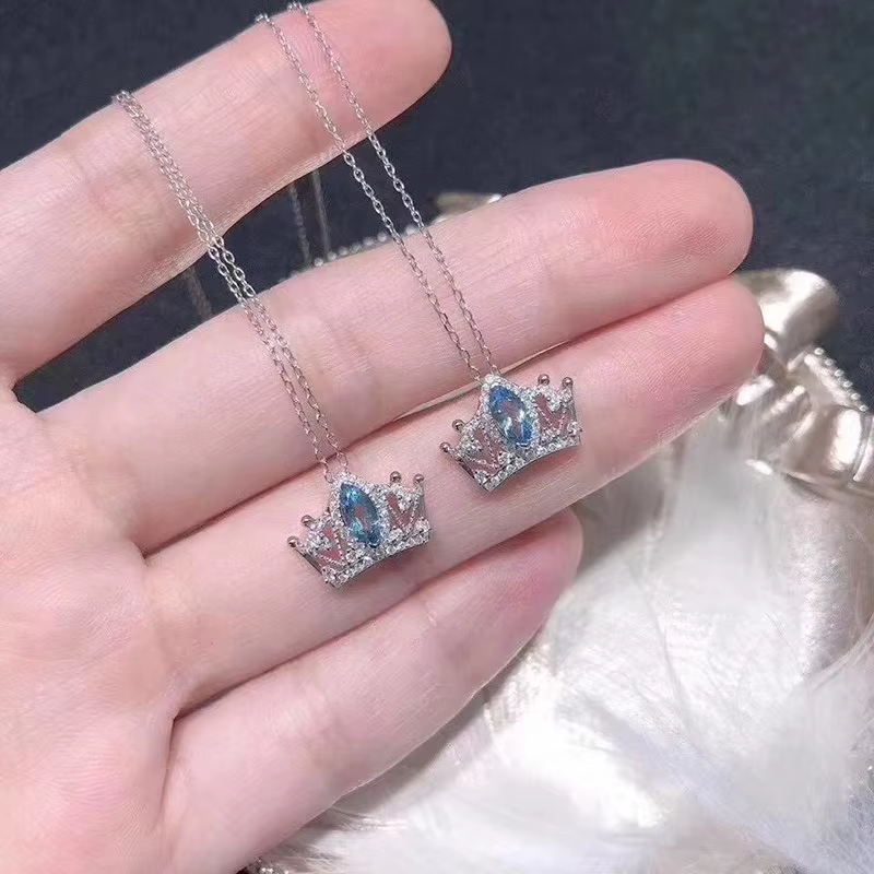 Collier bleu sur couronne pour femme