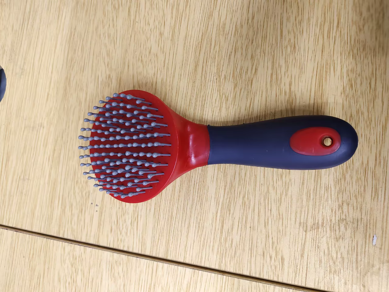 Brosse à crinière et queue de cheval ronde avec poignée en caoutchouc souple et picots
