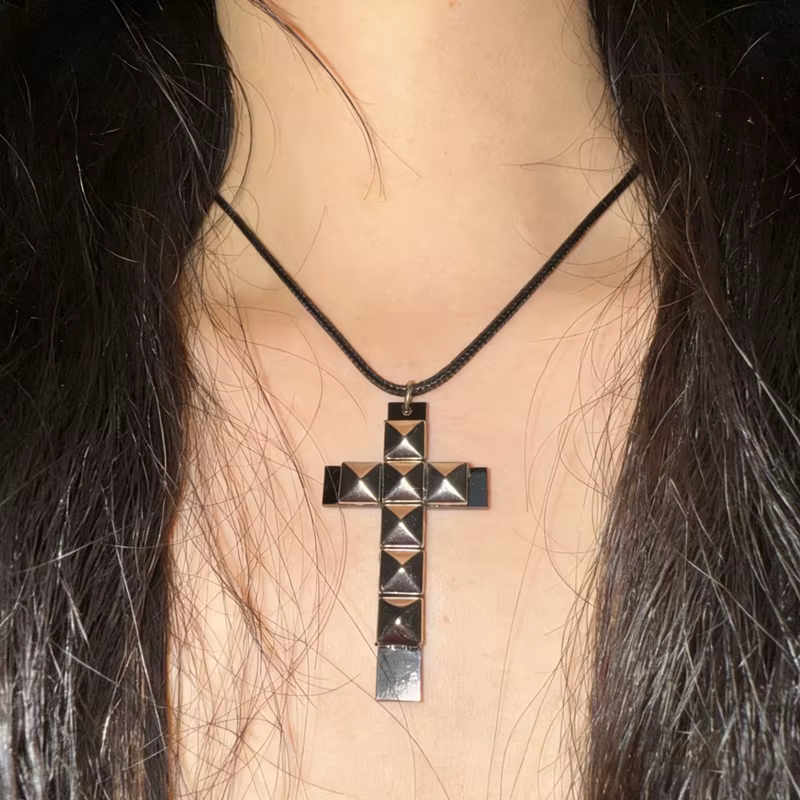 Collier Punk avec pendentif croix à rivets pour femmes