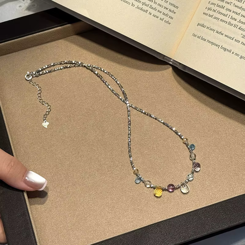 Collier en argent écrasé avec cristaux de couleur irrégulière