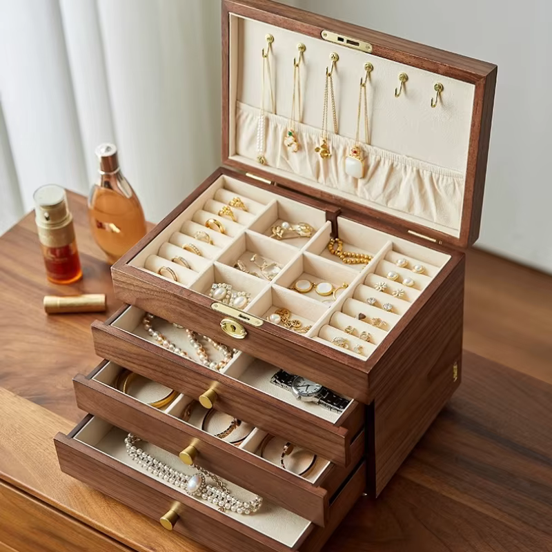 Boîte à bijoux en bois massif avec serrure