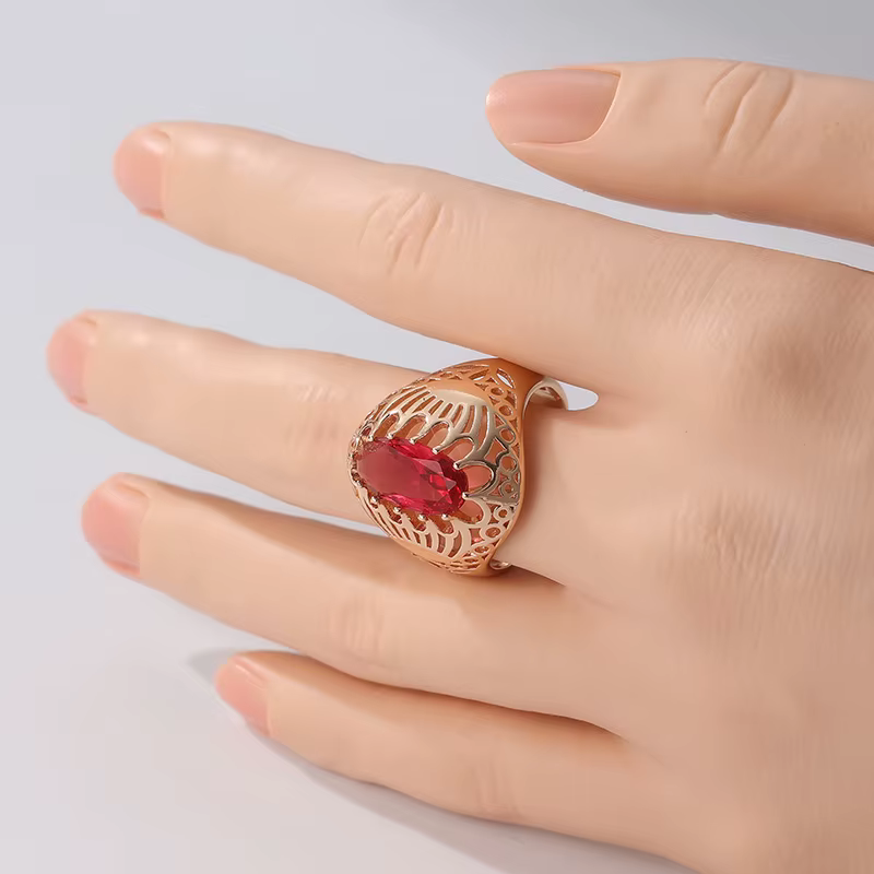 Bague ovale rouge en zircone synthétique incrustée