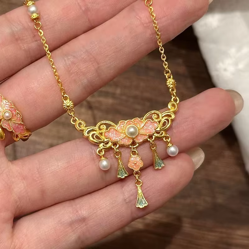 Bague en émail rose clair avec pompon