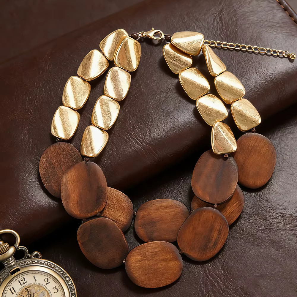 Collier moderne en bois organique et perles dorées