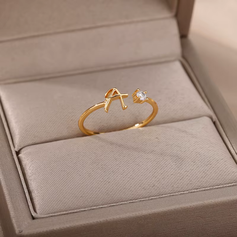 Petites bagues avec lettres initiales pour femmes